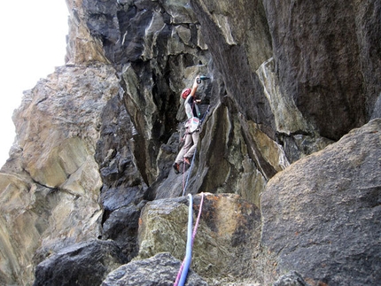 Granatina - Rocca di Verra - Val d'Ayas - Matteo Giglio in apertura sul quarto tiro della via Granatina alla Rocca di Verra