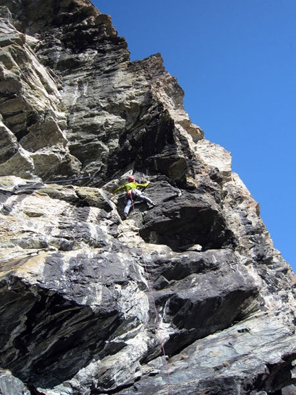 Granatina - Rocca di Verra - Val d'Ayas - Matteo Giglio posiziona una sosta della via Granatina alla Rocca di Verra