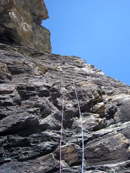 Granatina - Rocca di Verra - Val d'Ayas - Matteo Giglio sulla roccia compatta sul nono tiro della via Granatina alla Rocca di Verra