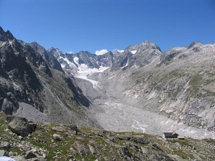 Passo Casnile sud, Valle dell'Albigna - Passo Casnile sud: Il rifugio Albigna e in primo piano la prima parte dell'itinerario.