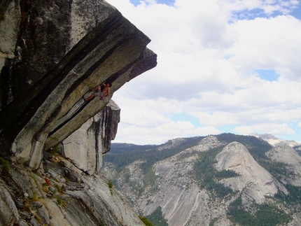 Alex Honnold - Alex Honnold sale senza corda Heaven (5.12d/7c) a Glacier Point, Yosemite.