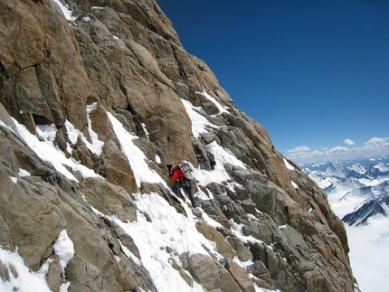 Sasser Kangri II - Climbing though the rock band