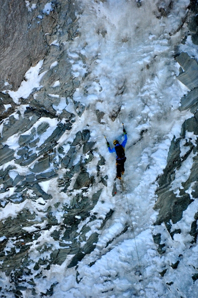 Via Bonatti, Matterhorn - Patrick Aufdenblatten and Michi Lerjen-Demjen climbing the Via Bonatti up the North Face of the Matterhorn on 27/09/2011