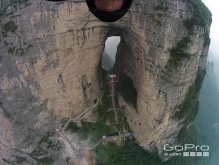Jeb Corliss vola attraverso la Grotta Tianmen in Cina
