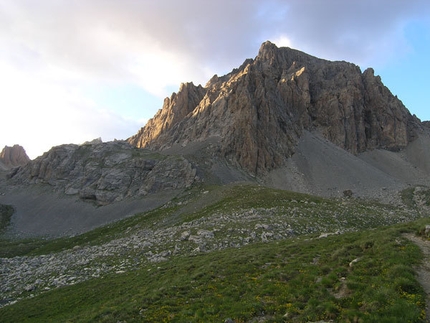 Aiguilles du Vallonasso (Ubaye, Francia) - Monte Sautron con a sinistra Les Aiguilles du Vallonasso al sole