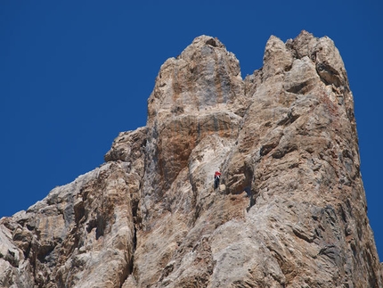 Aiguilles du Vallonasso (Ubaye, Francia) - Betty Caserini chioda il 7°tiro di Vi.Man.Ca