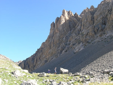 Aiguilles du Vallonasso (Ubaye, Francia) - verso la parete delle Aiguiles du Vallonasso