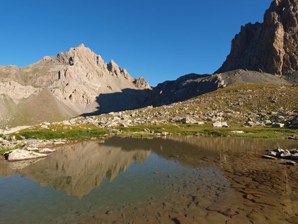 Aiguilles du Vallonasso (Ubaye, Francia) - il Laghetto con riflesso il Meyna