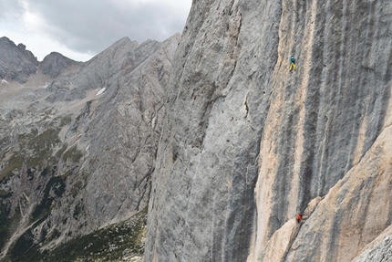 Hansjörg Auer - Hansjörg Auer durante la prima the libera della sua via Bruderliebe (800m/8b/8b+), Marmolada, Dolomiti.