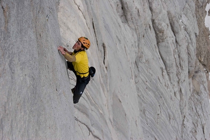 Hansjörg Auer - Hansjörg Auer in solitaria sulla Via del Pesce, Marmolada, 2007. Una settimana dopo la free solo l'austriaco è tornato insieme al suo fratello Matthias ed il fotografo Heiko Wilhelm per scattare questa foto