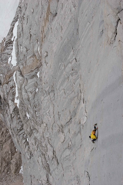 Hansjörg Auer - Hansjörg Auer in solitaria sulla Via del Pesce, Marmolada, 2007. La foto è stata scattata da Wilhelm una settimana dopo la free solo di Auer, che si era fatto calare dall'alto dal suo fratello Matthias