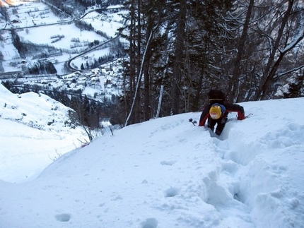 Hot spring Mont de Noua - Hot spring: Faticoso avvicinamento in neve fresca (arch. M. Giglio)