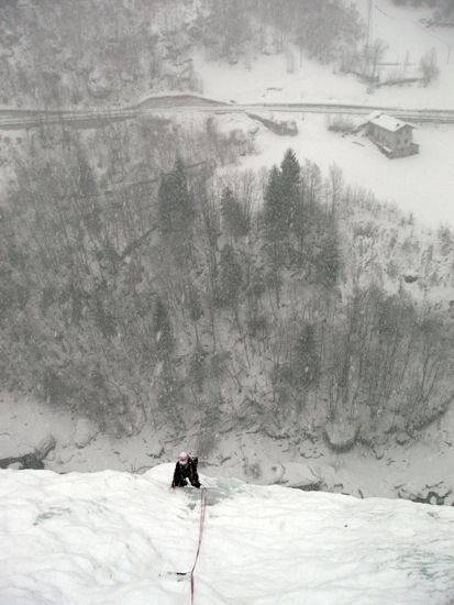 Placche di Chevril - Placche di Chevril: Al termine dei primi 100 metri, la cascata diventa più facile e la neve cade sempre più copiosa