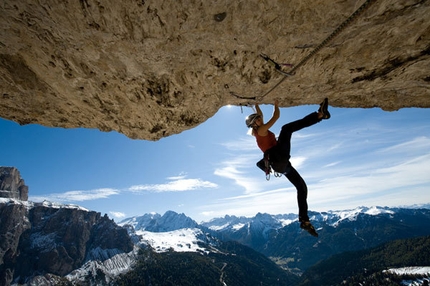 Italia '61 Piz Ciavazes - Italia '61: Angelika Rainer climbing through thte great roof of Italia '61, Piz Ciavazes, Sella, Dolomites. Photo Thomas Ulrich