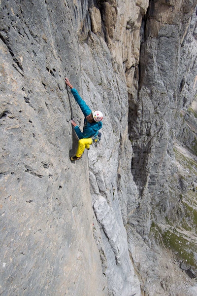 Hansjörg Auer - Hansjörg Auer durante la prima the libera della sua via Bruberliebe (800m/8b/8b+), Marmolada, Dolomiti.