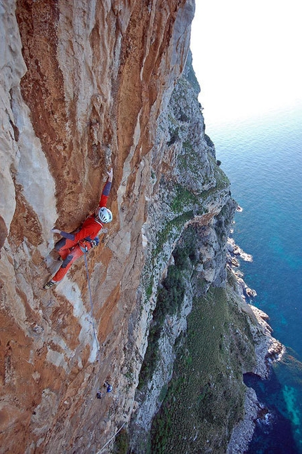 Kaos Monte Gallo - Kaos: Rolando Larcher sul settimo tiro (7b+) di Kaos. Foto Maurizio Oviglia