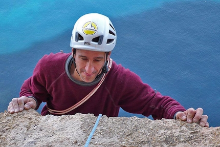 Kaos Monte Gallo - Kaos: Maurizio Oviglia, il calcare siciliano e lo sfondo del grande blu. Foto Rolando Larcher.