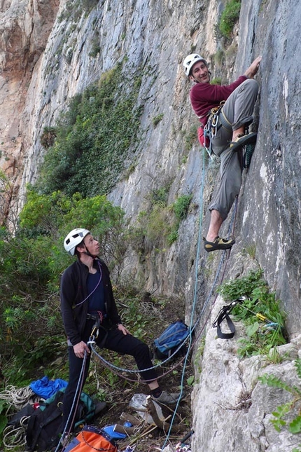 Kaos Monte Gallo - Kaos: Maurizio Oviglia starts to open the first pitch of Kaos. Photo Rolando Larcher.