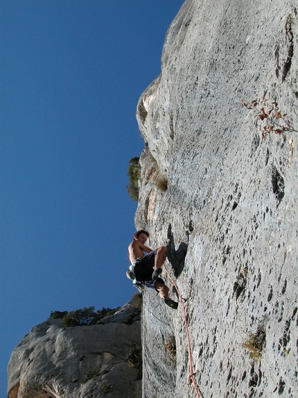 Rêve de Fer Gorges du Verdon - Nicholas Hobley climbing pitch 1 of 'Rêve de Fer', Verdon Gorge