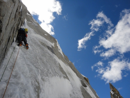 K7 West - Lungo la via Sanjači zlatih jam (VI/5, M5, A2, 1600m, Nejc Marčič, Luka Stražar 09/2011) sul K7 West (6934m), Charakusa valley, (Karakoram, Himalaya).