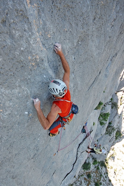 Umbras Punta Cusidore - Umbras: Old style climbing up pitch 5 (ph M. Oviglia)