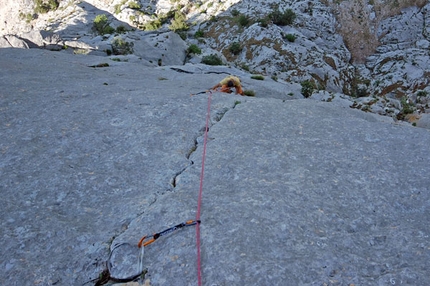 Umbras Punta Cusidore - Umbras: Maurizio Oviglia sul 5° tiro (arch. R. Larcher)