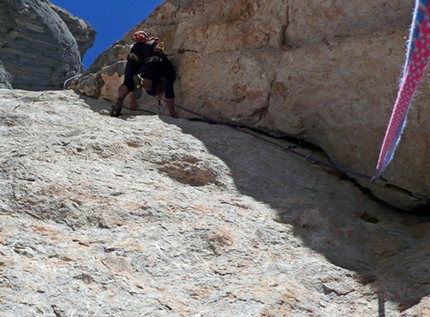 Opus Pocus Piz Seràuta - Opus Pocus: Tiziano in arrampicata sul secondo tiro.