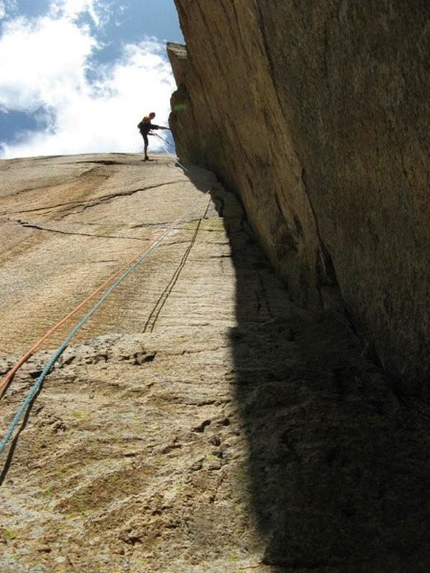 Via del Diedro Atomico Parete dell’Inflazione Strisciante - Via del Diedro Atomico: Sul Diedro Atomico, Parete dell’Inflazione Strisciante, Valle dell'Orco (arch. A. Giorda)