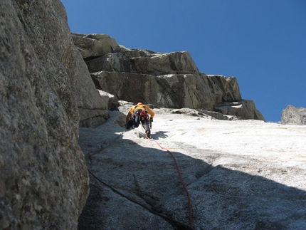 La Memoire du Glacier Zoccolo dell’Eveque - La Memoire du Glacier: Elio Bonfanti sul 6° tiro di La Memoire du Glacier, Zoccolo dell'Eveque, Monte Bianco (arch. E. Bonfanti)