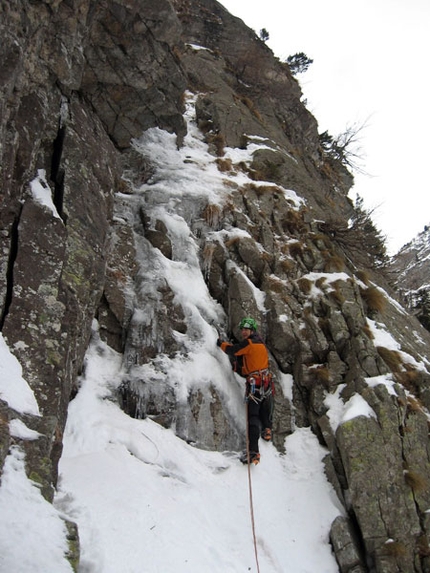 Lochness Gully Val d'Ossola - Lochness Gully: Su L1 di Lochness Gully (arch Cecco Vaudo)