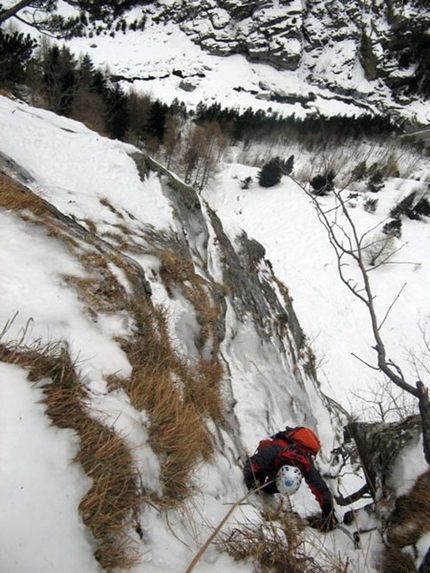 Lochness Gully Val d'Ossola - Lochness Gully: Su L3 di Lochness Gully (arch. C. Vaudo)