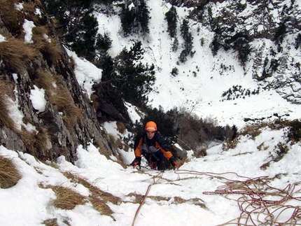 Lochness Gully Val d'Ossola - Lochness Gully: Su L5 di Lochness Gully (arch. E. Bonfanti)