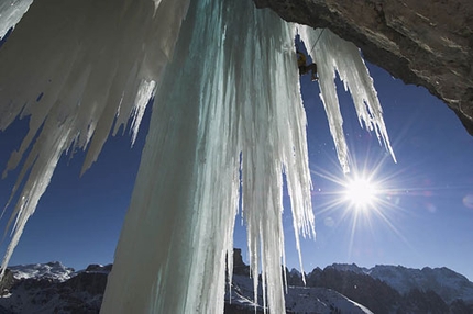 Illuminati Vallunga, Selva di Val Gardena - Illuminati: Albert Leichtfried climbing Illuminati M11+/WI6+. Photo Hermann Erber