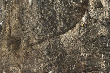 Illuminati Vallunga, Selva di Val Gardena - Illuminati: Albert Leichtfried climbing Illuminati M11+/WI6+. Photo Hermann Erber