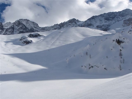 Tour scialpinistico Ficazza - Tour scialpinistico Ficazza: Curve sotto il Cercen