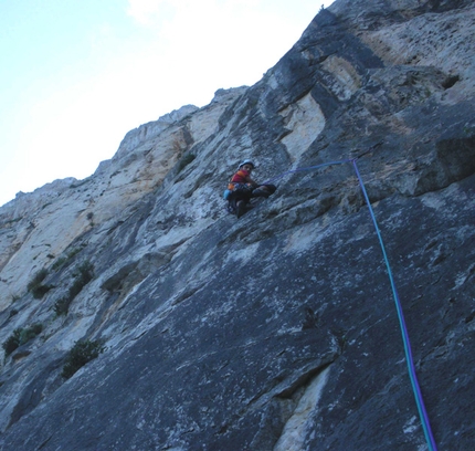 Vento d'estate Monte Gallo - Vento d'estate: M. Flaccavento in arrampicata sul terzo tiro