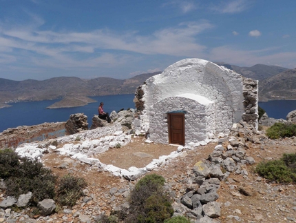 Wild Country Telendos - Wild Country: The chapel during the descent © Keller / Odermatt