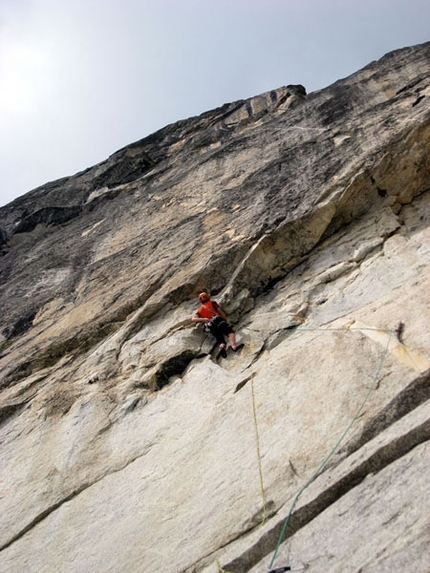 Mares Aiguille de la Brenva - Mares: Second pitch (7b+) of Mares, Aiguille de la Brenva, Mont Blanc (photo Marco Farina)