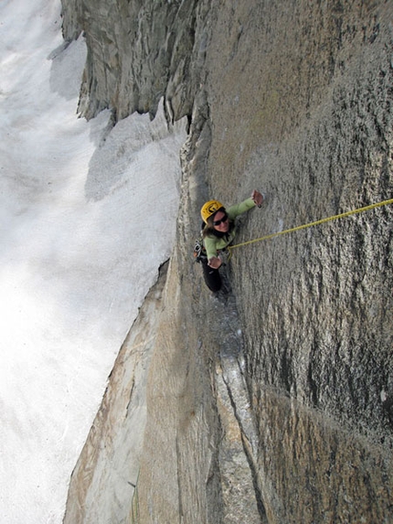 Mares Aiguille de la Brenva - Mares: Giovanna Mongilardi sul traverso di Mares, Aiguille de la Brenva, Monte Bianco (foto Matteo Giglio)