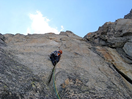 Mares Aiguille de la Brenva - Mares: La fessura del penultimo tiro, 6c+, Mares, Aiguille de la Brenva, Monte Bianco (foto Marco Farina)