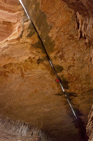 Century Crack - Tom Randall lavora l'immenso tetto di Century Crack, sotto il White Rim nel Canyonlands, Utah, USA.