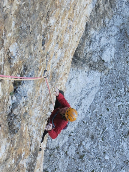 Per Ricky Cima della Madonna - Per Ricky: Paul Loss sul 1° tiro della via Per Ricky, Cima della Madonna, Pale di san Martino (arch. R. Scarian)