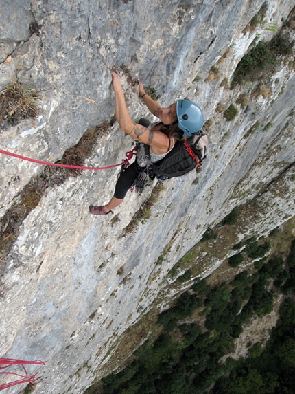 Hystrix Pizzo Campana - Rocca Busambra - Hystrix: Livia Guarino nella parte alta della via (ph arch. M. Giglio)