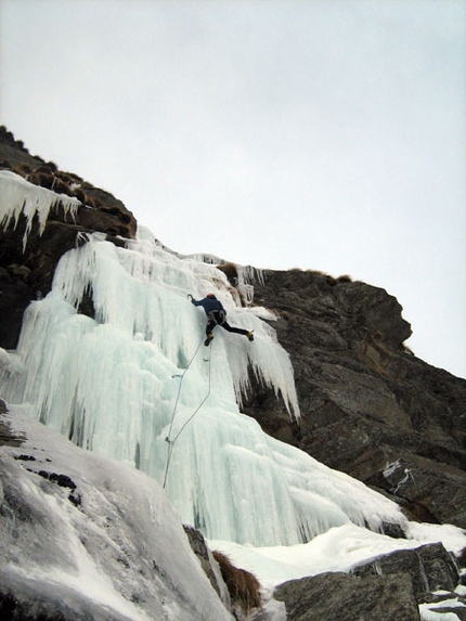 Cascata delle miniere - Cascata delle miniere: Umberto Bado on P5 of Cascata delle miniere (ph arch. M. Appino).