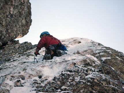 Superpsyco Monte Pennino, antecima del Monte Penna - Superpsyco: Daniele Colombo in azione su Superpsyco, Monte Pennino (arch. Righetti, Colombo)