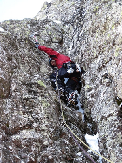 Superpsyco Monte Pennino, antecima del Monte Penna - Superpsyco: Daniele Colombo sul secondo tiro di Superpsyco, Monte Pennino (arch. Righetti, Colombo)