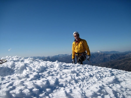 Superpsyco Monte Pennino, antecima del Monte Penna - Superpsyco: Stefano Righetti in vetta al Pennino (arch. Righetti, Colombo)