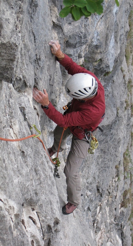 Moonbears Piccolo Dain - Parete del Limarò - Moonbears: Ermanno salvaterra sul 4° tiro di Moonbears - Valle del Sarca, Piccolo Dain, Parete del Limarò (ph Michel Ghezzi) 