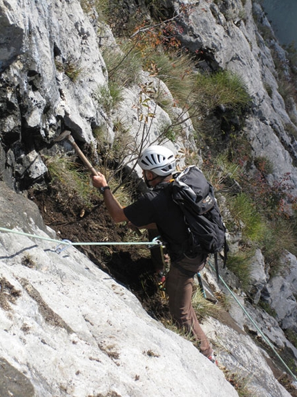 Moonbears Piccolo Dain - Parete del Limarò - Moonbears: Pulizia della via Moonbears - Valle del Sarca, Piccolo Dain, Parete del Limarò (ph Michel Ghezzi) 