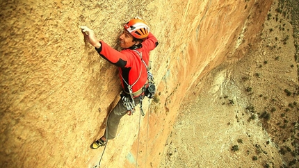 Walou Bass Taghia Gorge - Walou Bass: Aymeric Clouet on pitch 4 (8a) of Walou Bass in Taghia, Morocco